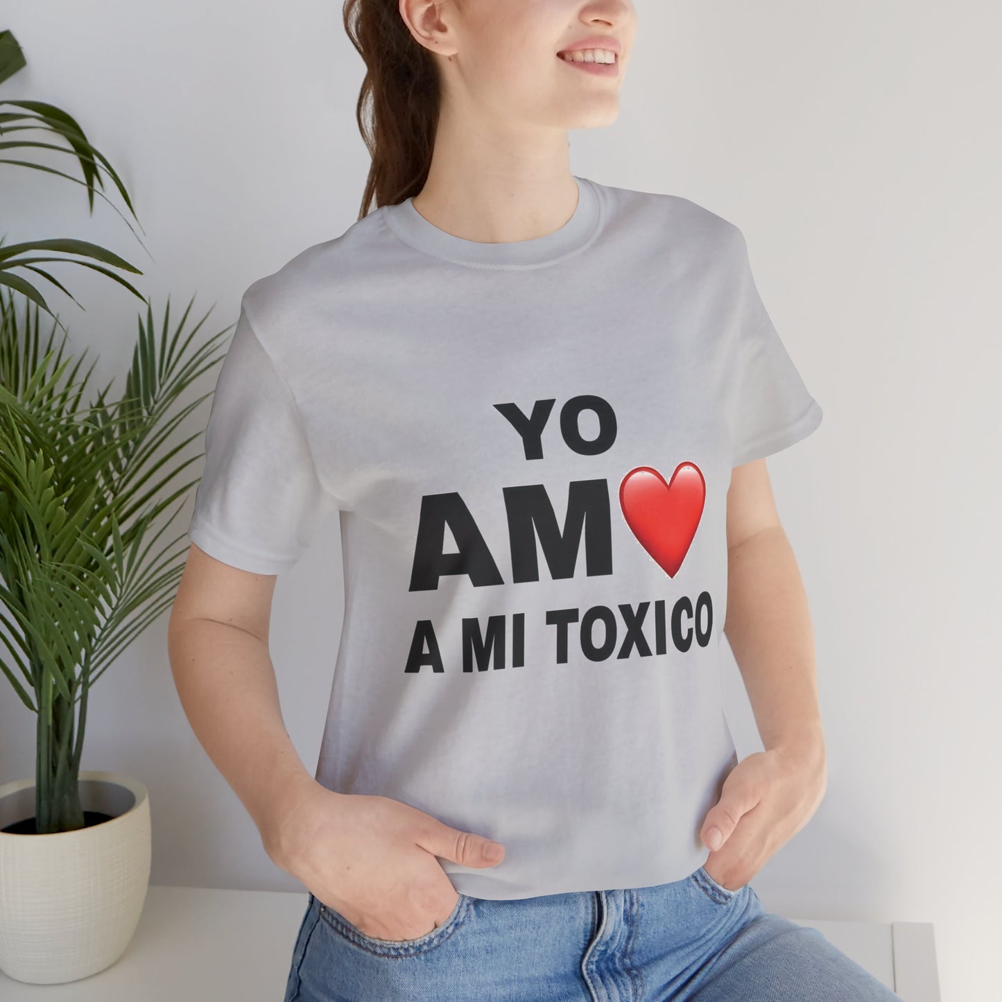 Unisex Funny Relationship Tee - "Yo Amo a Mi Tóxico", Casual Gift, Valentine's Day, Couples Shirt, Trendy Style, Humorous Apparel