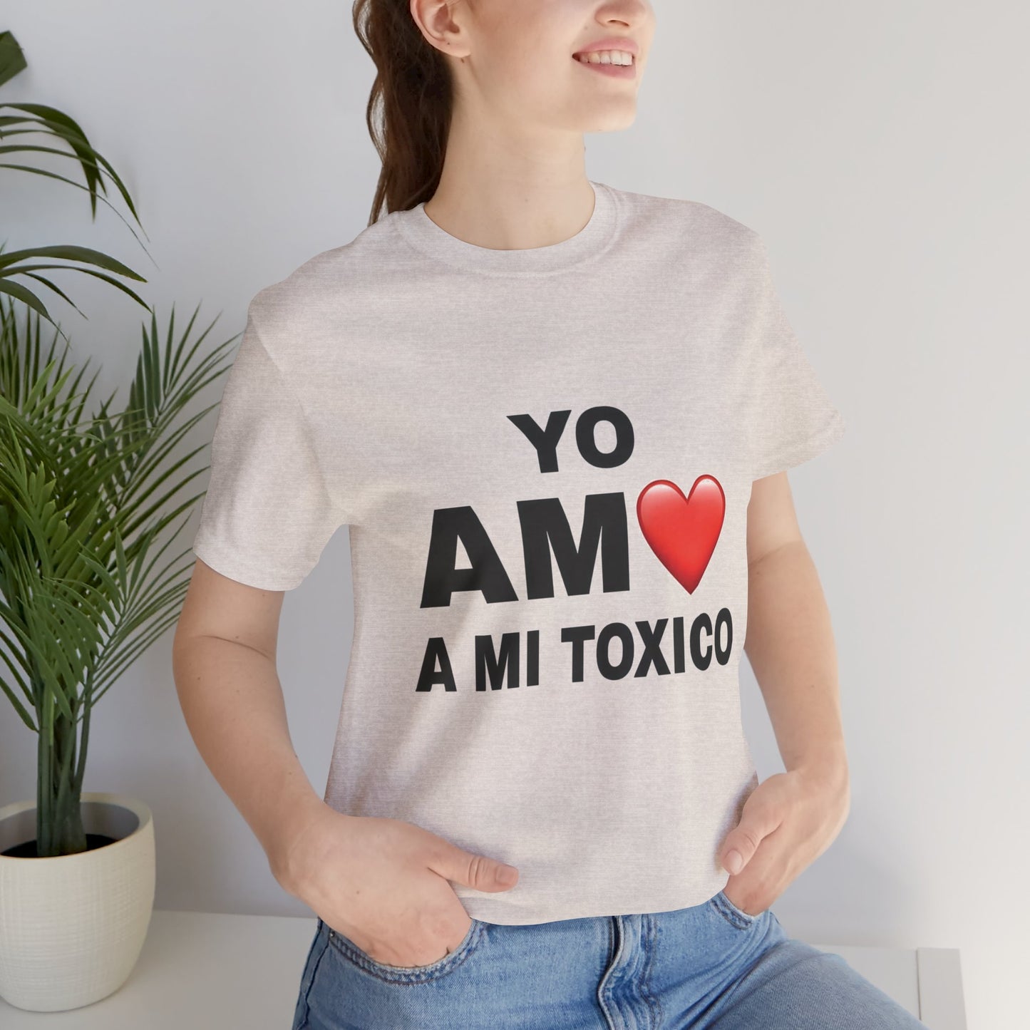 Unisex Funny Relationship Tee - "Yo Amo a Mi Tóxico", Casual Gift, Valentine's Day, Couples Shirt, Trendy Style, Humorous Apparel