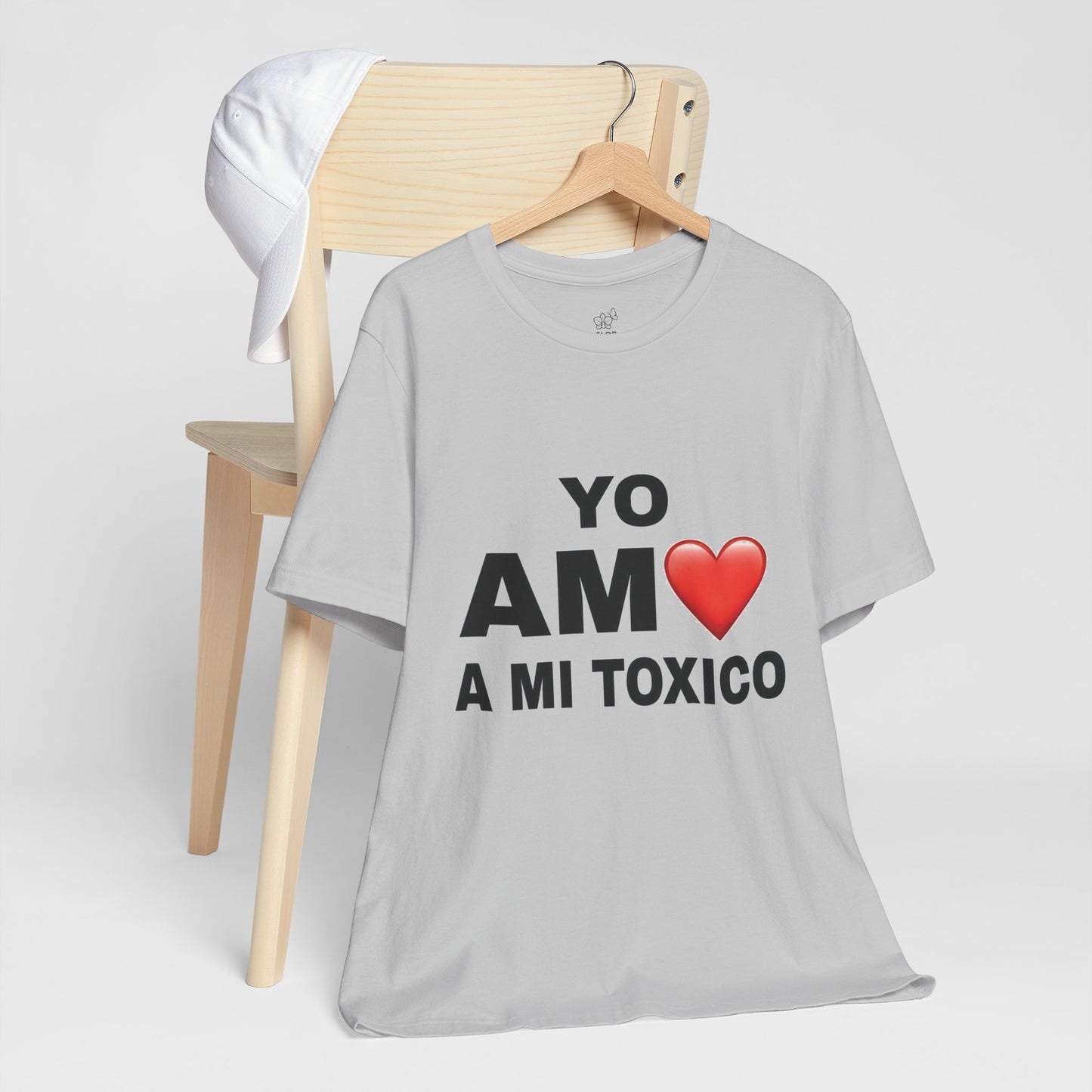 Unisex Funny Relationship Tee - "Yo Amo a Mi Tóxico", Casual Gift, Valentine's Day, Couples Shirt, Trendy Style, Humorous Apparel