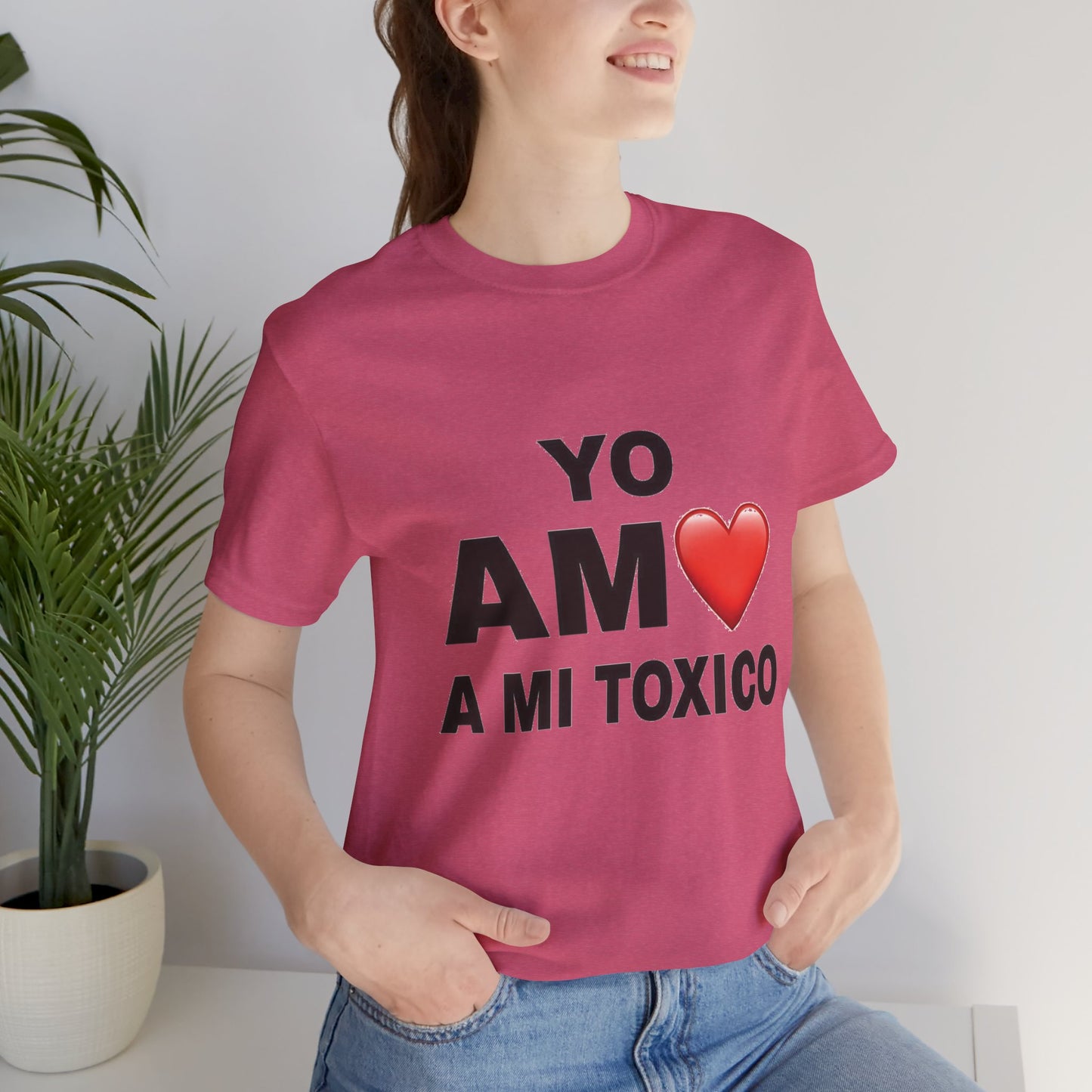 Unisex Funny Relationship Tee - "Yo Amo a Mi Tóxico", Casual Gift, Valentine's Day, Couples Shirt, Trendy Style, Humorous Apparel