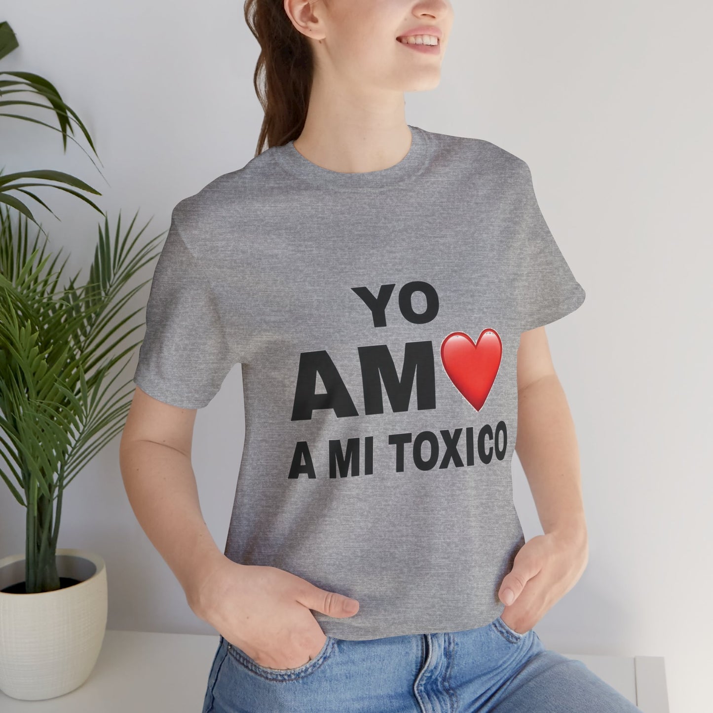 Unisex Funny Relationship Tee - "Yo Amo a Mi Tóxico", Casual Gift, Valentine's Day, Couples Shirt, Trendy Style, Humorous Apparel