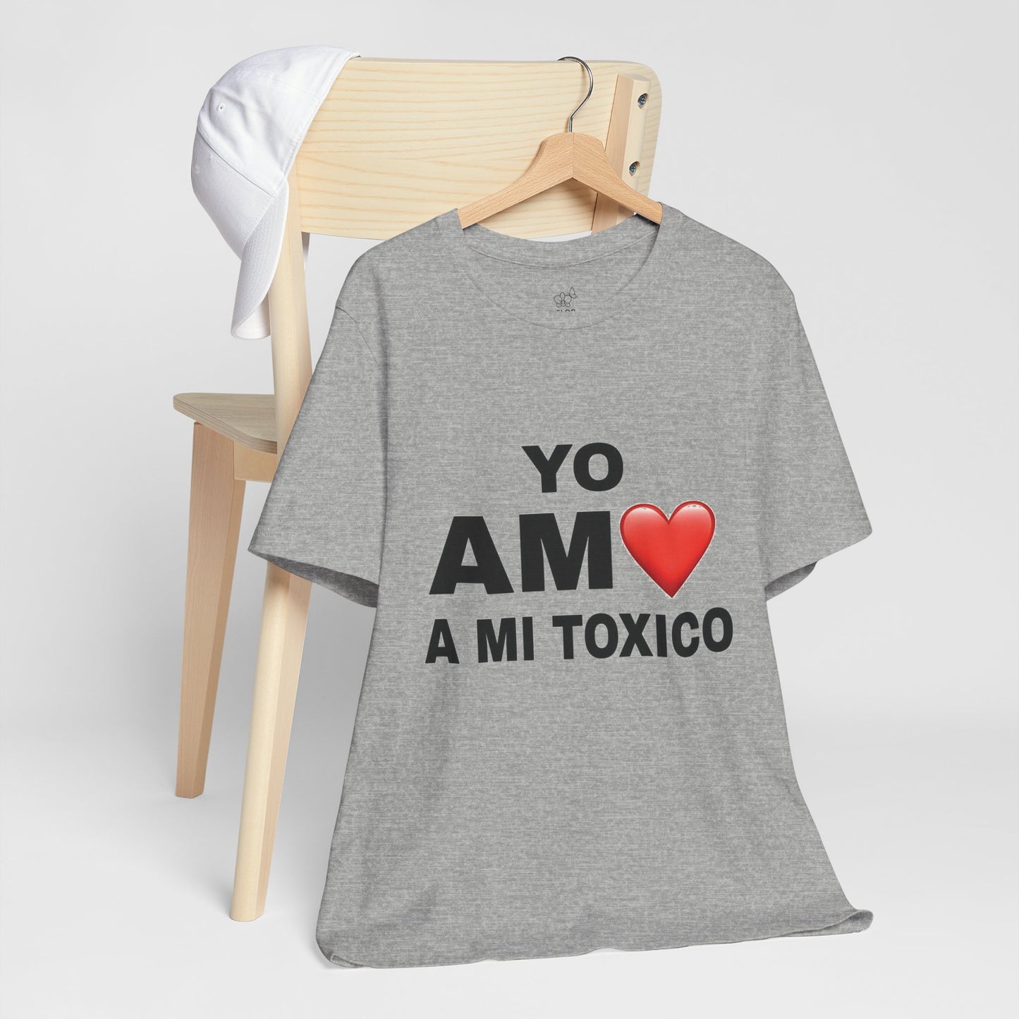 Unisex Funny Relationship Tee - "Yo Amo a Mi Tóxico", Casual Gift, Valentine's Day, Couples Shirt, Trendy Style, Humorous Apparel