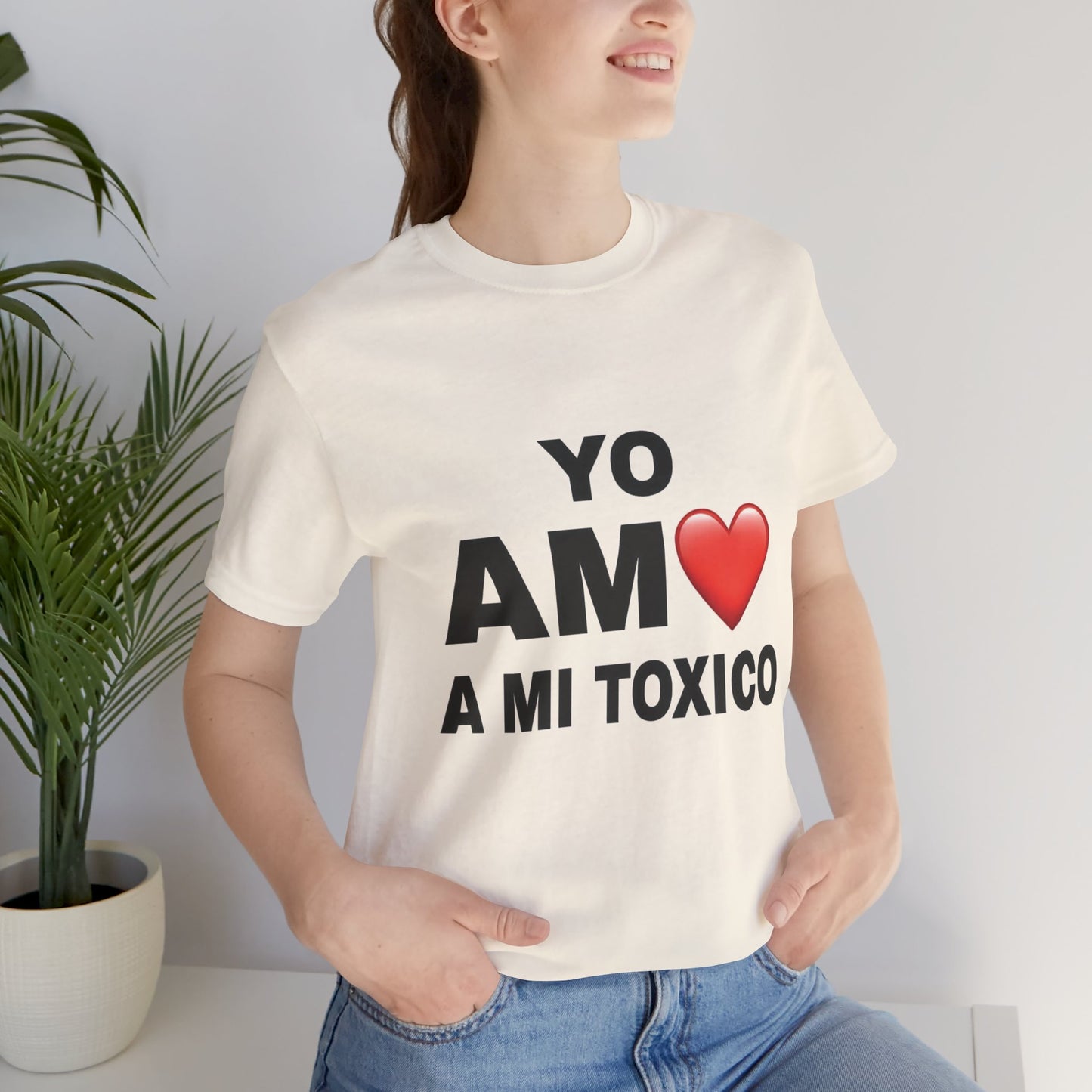 Unisex Funny Relationship Tee - "Yo Amo a Mi Tóxico", Casual Gift, Valentine's Day, Couples Shirt, Trendy Style, Humorous Apparel