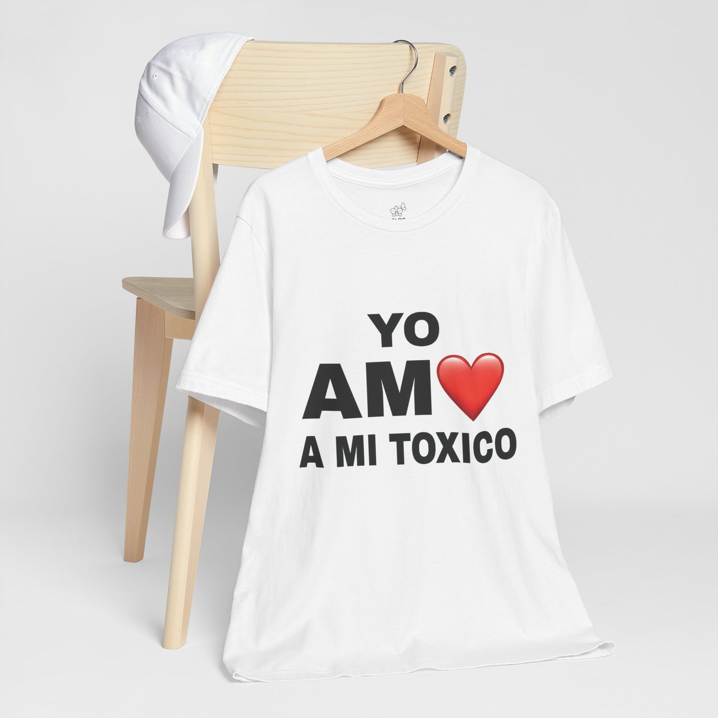Unisex Funny Relationship Tee - "Yo Amo a Mi Tóxico", Casual Gift, Valentine's Day, Couples Shirt, Trendy Style, Humorous Apparel