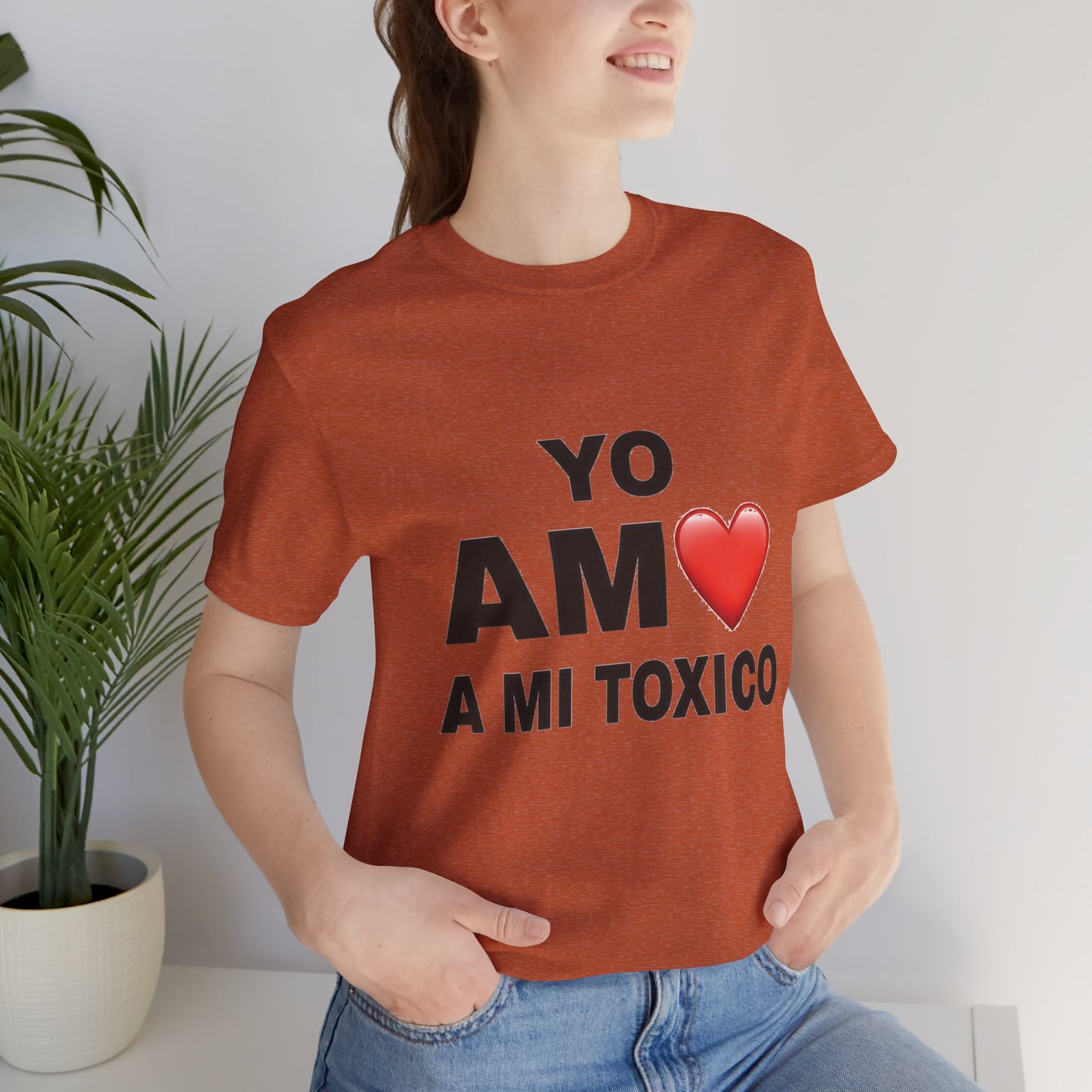 Unisex Funny Relationship Tee - "Yo Amo a Mi Tóxico", Casual Gift, Valentine's Day, Couples Shirt, Trendy Style, Humorous Apparel