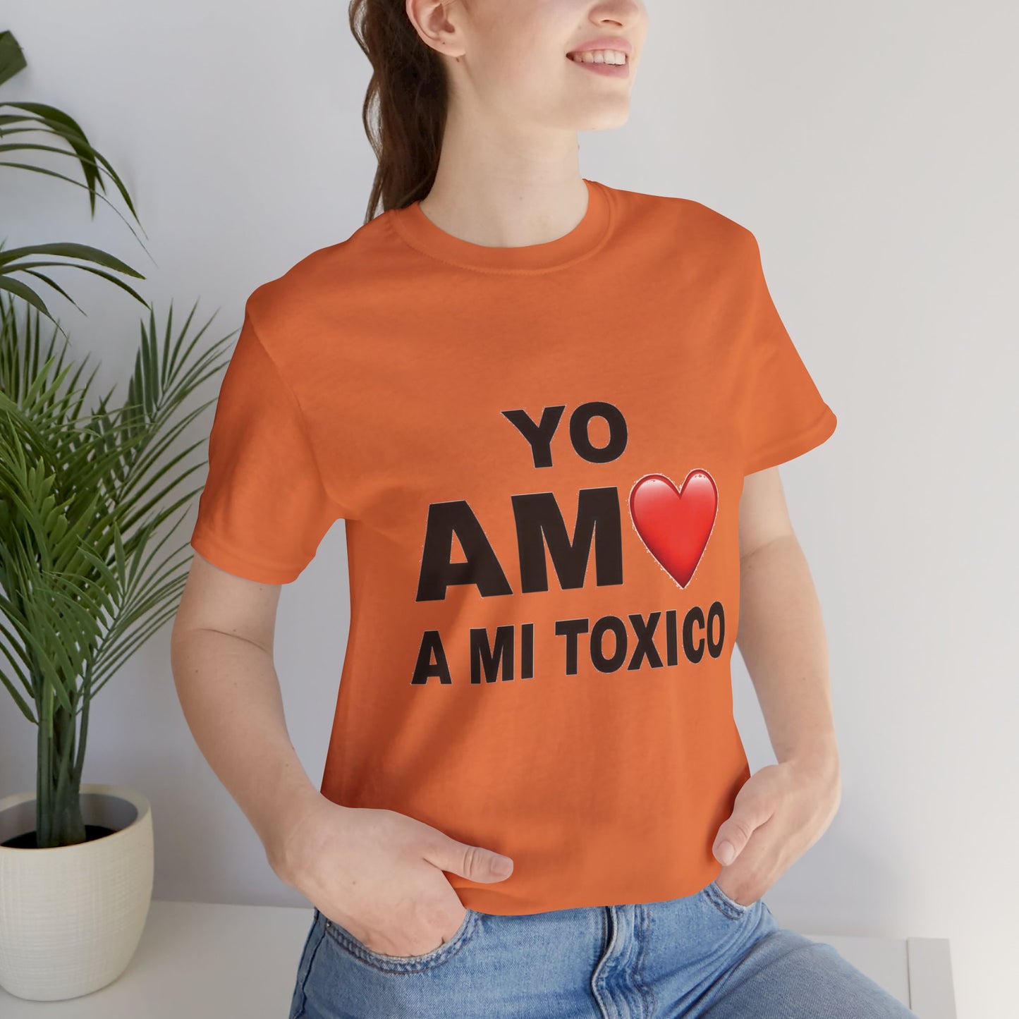 Unisex Funny Relationship Tee - "Yo Amo a Mi Tóxico", Casual Gift, Valentine's Day, Couples Shirt, Trendy Style, Humorous Apparel