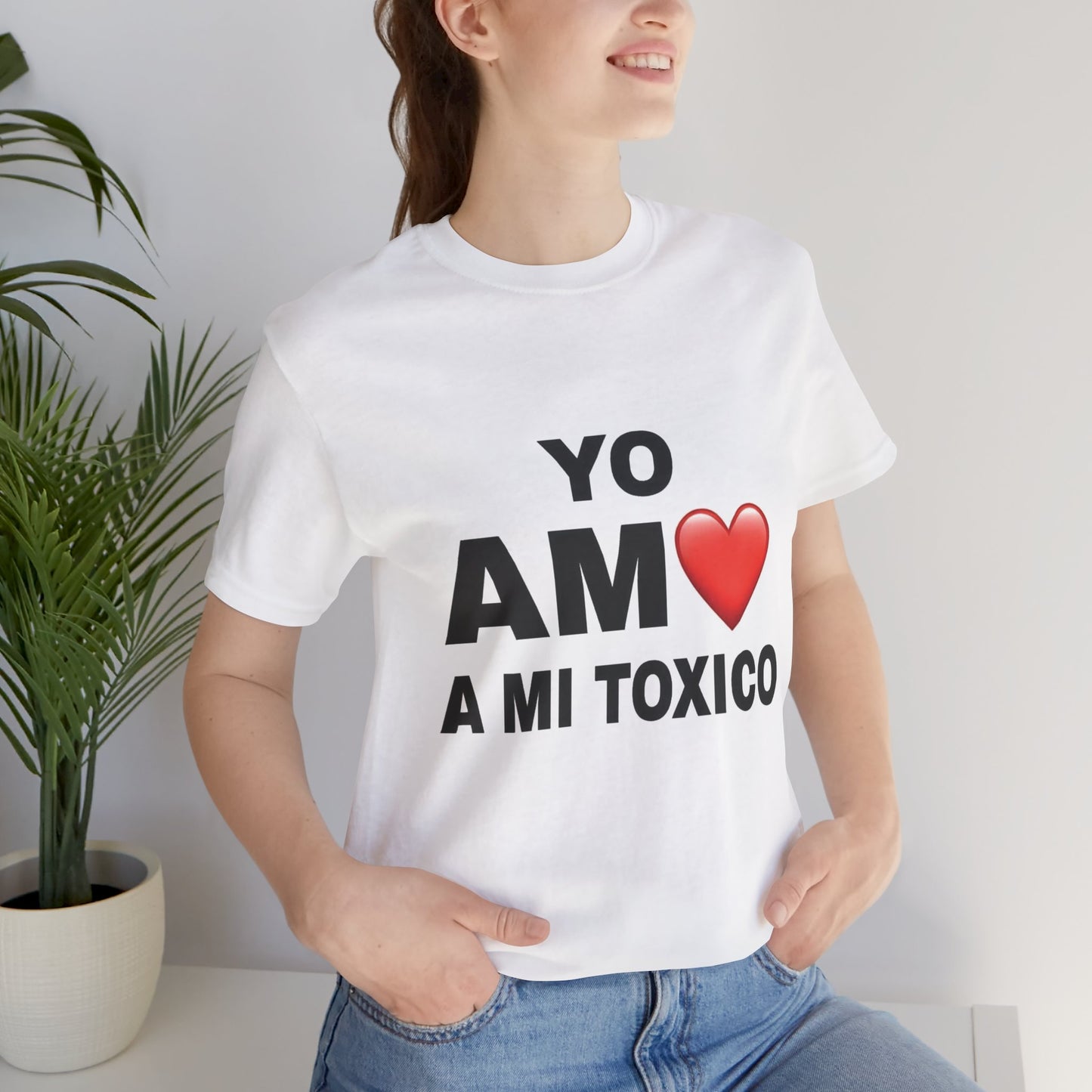 Unisex Funny Relationship Tee - "Yo Amo a Mi Tóxico", Casual Gift, Valentine's Day, Couples Shirt, Trendy Style, Humorous Apparel