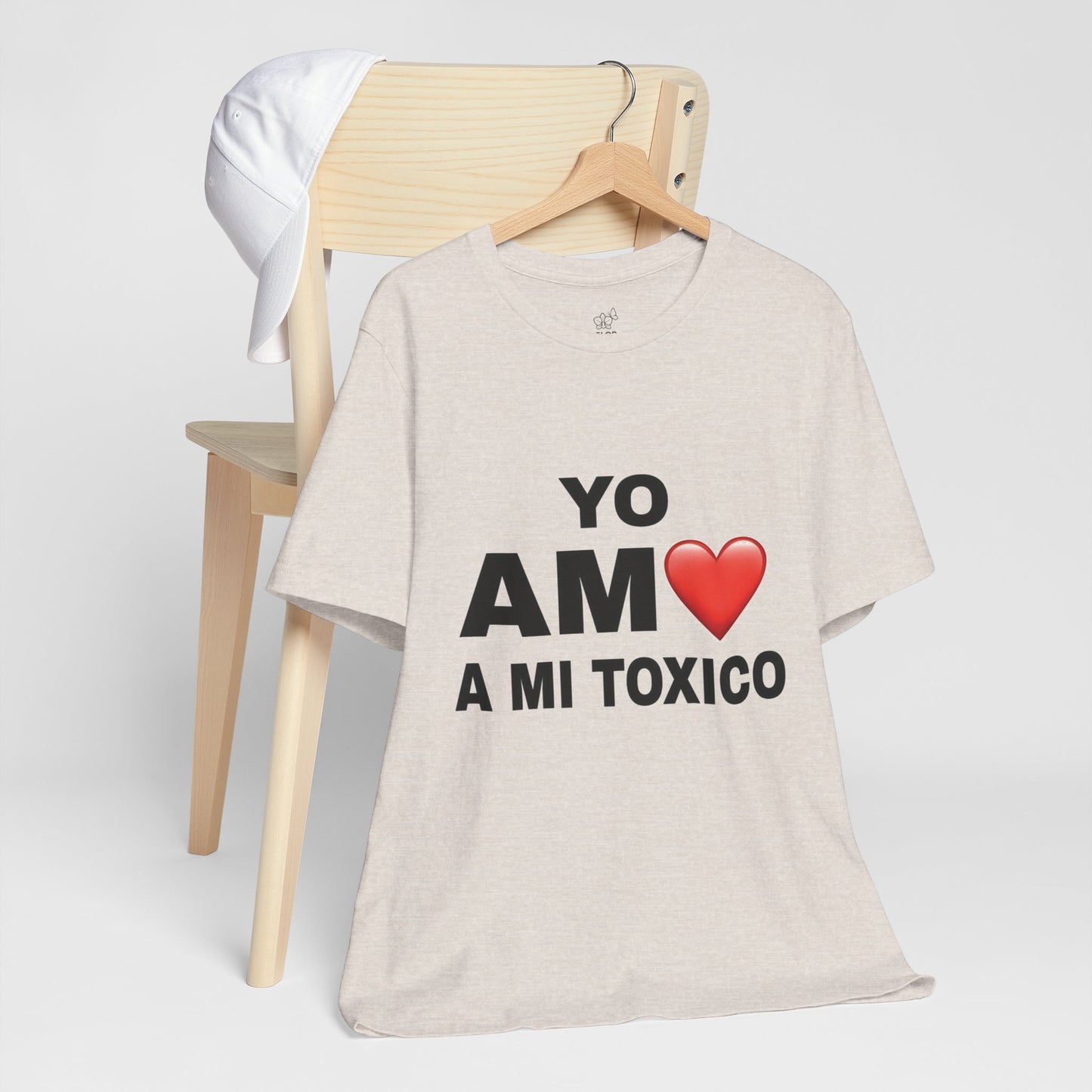 Unisex Funny Relationship Tee - "Yo Amo a Mi Tóxico", Casual Gift, Valentine's Day, Couples Shirt, Trendy Style, Humorous Apparel