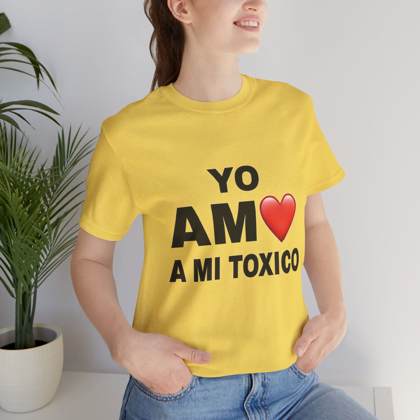 Unisex Funny Relationship Tee - "Yo Amo a Mi Tóxico", Casual Gift, Valentine's Day, Couples Shirt, Trendy Style, Humorous Apparel