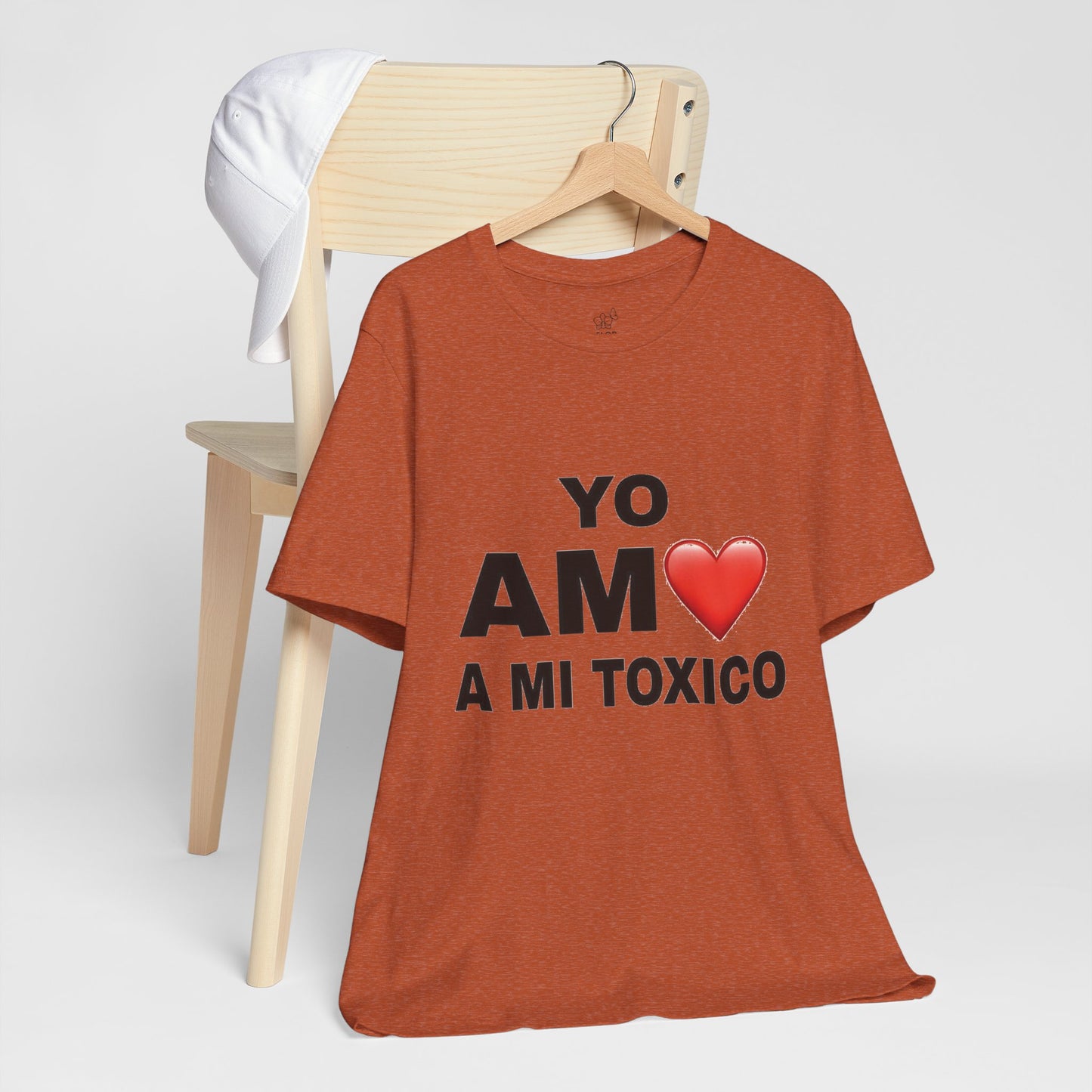 Unisex Funny Relationship Tee - "Yo Amo a Mi Tóxico", Casual Gift, Valentine's Day, Couples Shirt, Trendy Style, Humorous Apparel