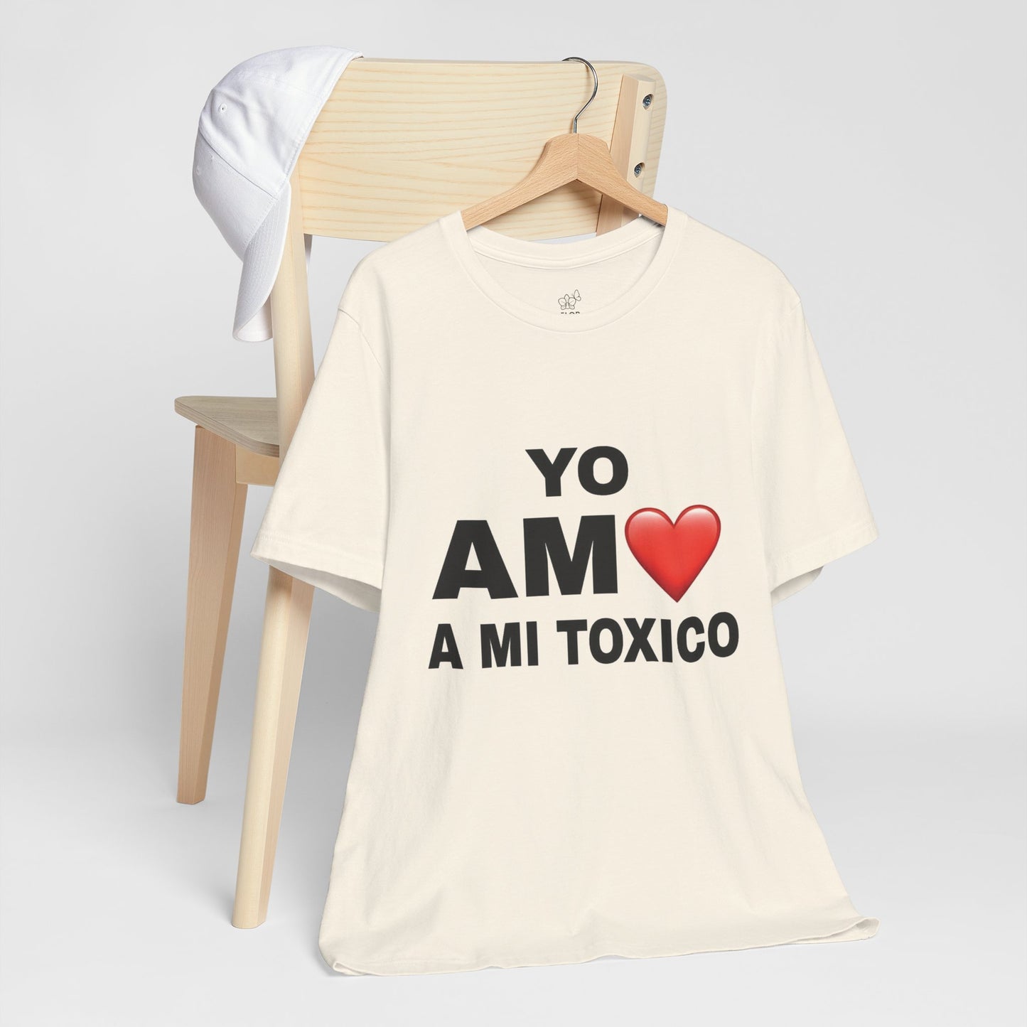 Unisex Funny Relationship Tee - "Yo Amo a Mi Tóxico", Casual Gift, Valentine's Day, Couples Shirt, Trendy Style, Humorous Apparel