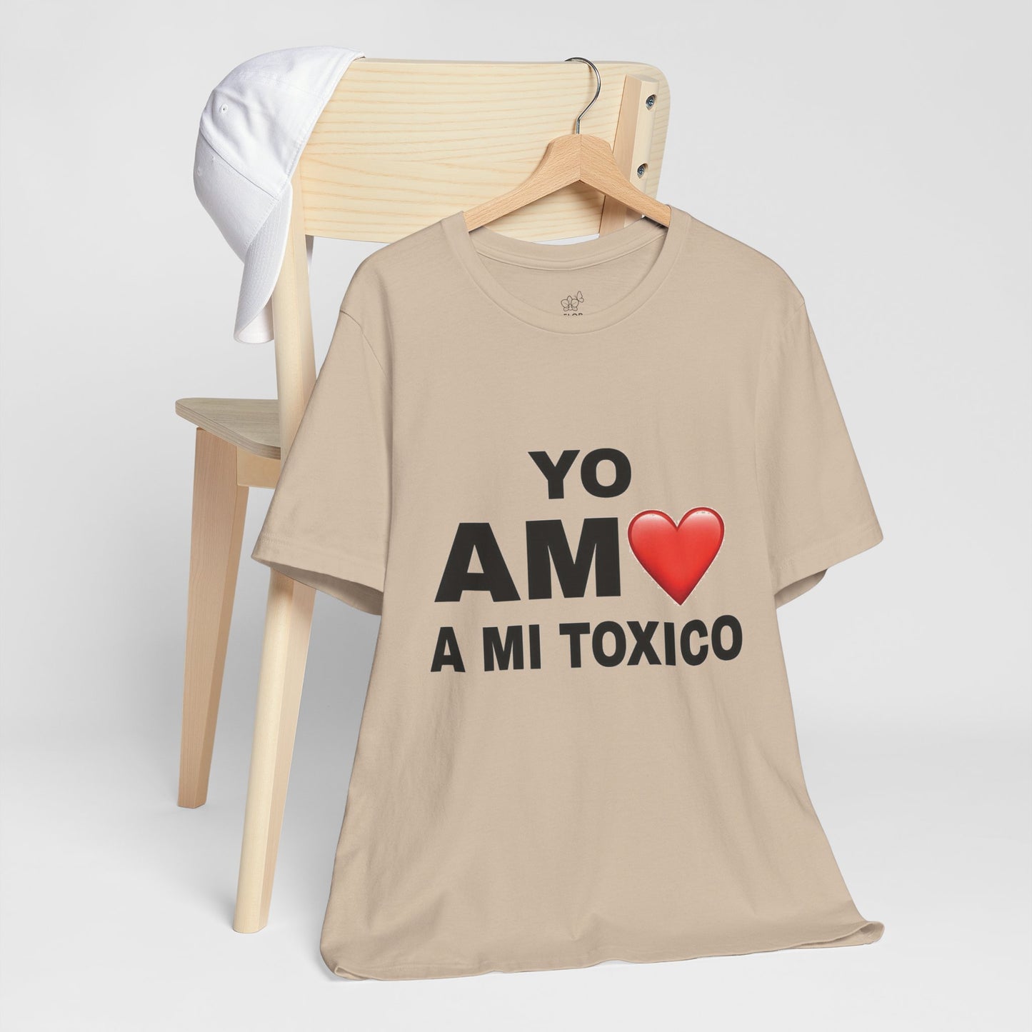 Unisex Funny Relationship Tee - "Yo Amo a Mi Tóxico", Casual Gift, Valentine's Day, Couples Shirt, Trendy Style, Humorous Apparel