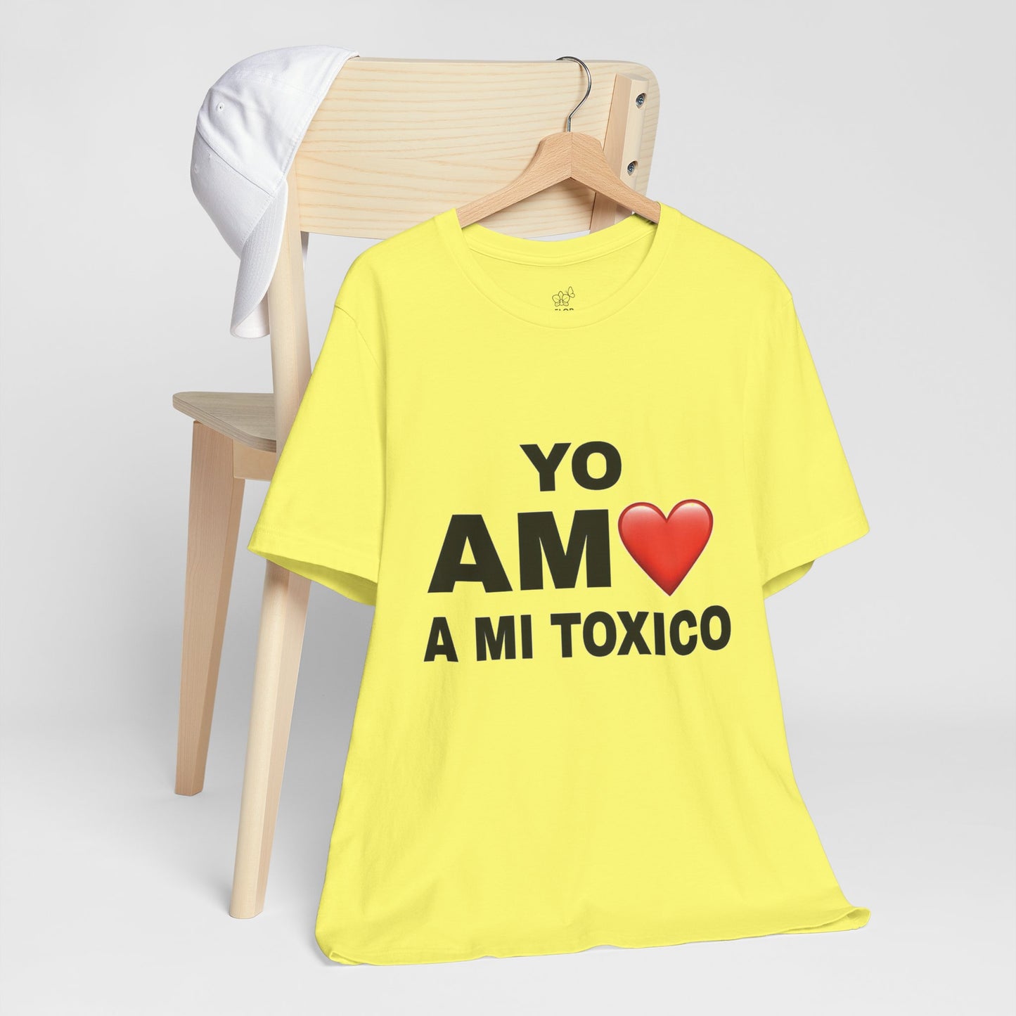 Unisex Funny Relationship Tee - "Yo Amo a Mi Tóxico", Casual Gift, Valentine's Day, Couples Shirt, Trendy Style, Humorous Apparel