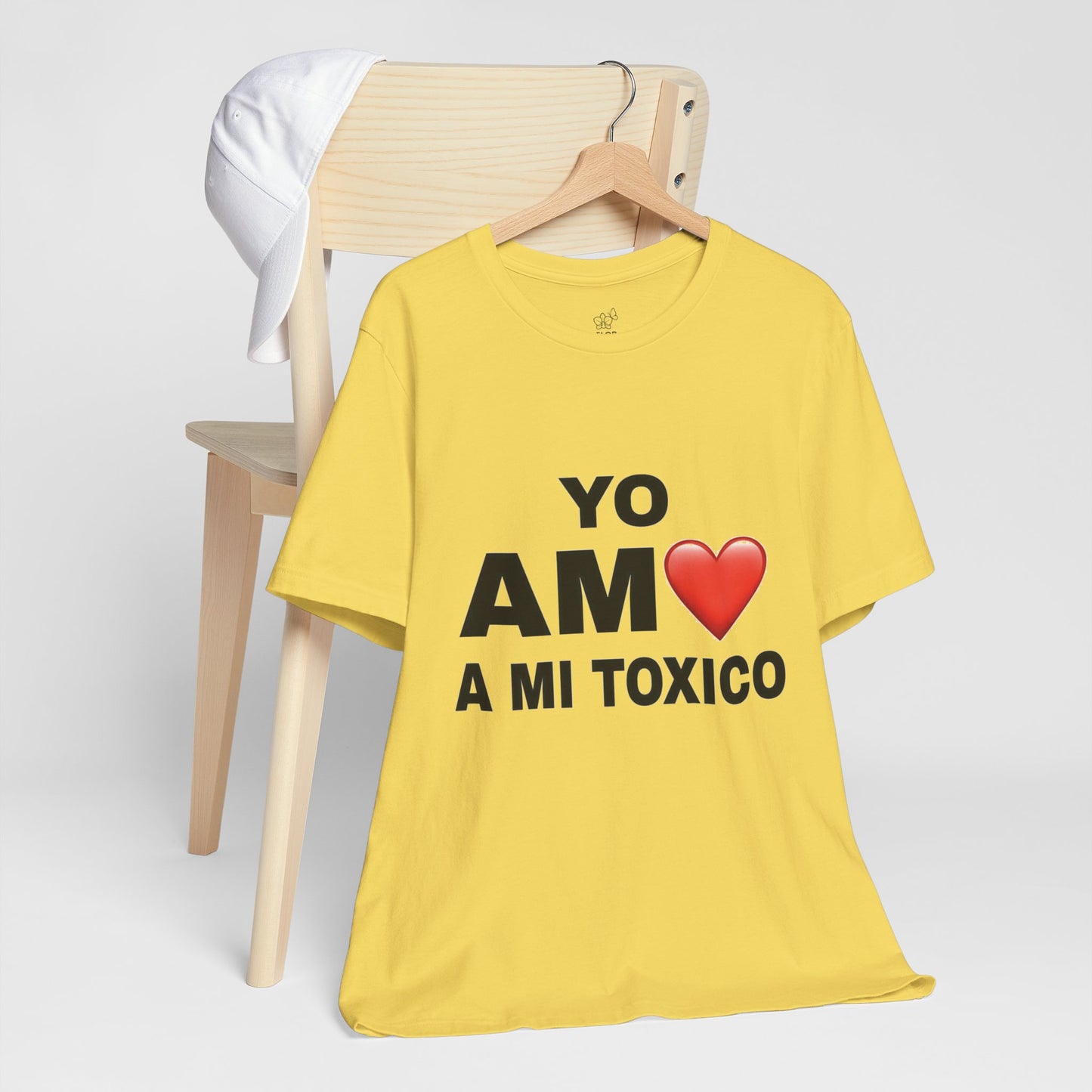 Unisex Funny Relationship Tee - "Yo Amo a Mi Tóxico", Casual Gift, Valentine's Day, Couples Shirt, Trendy Style, Humorous Apparel