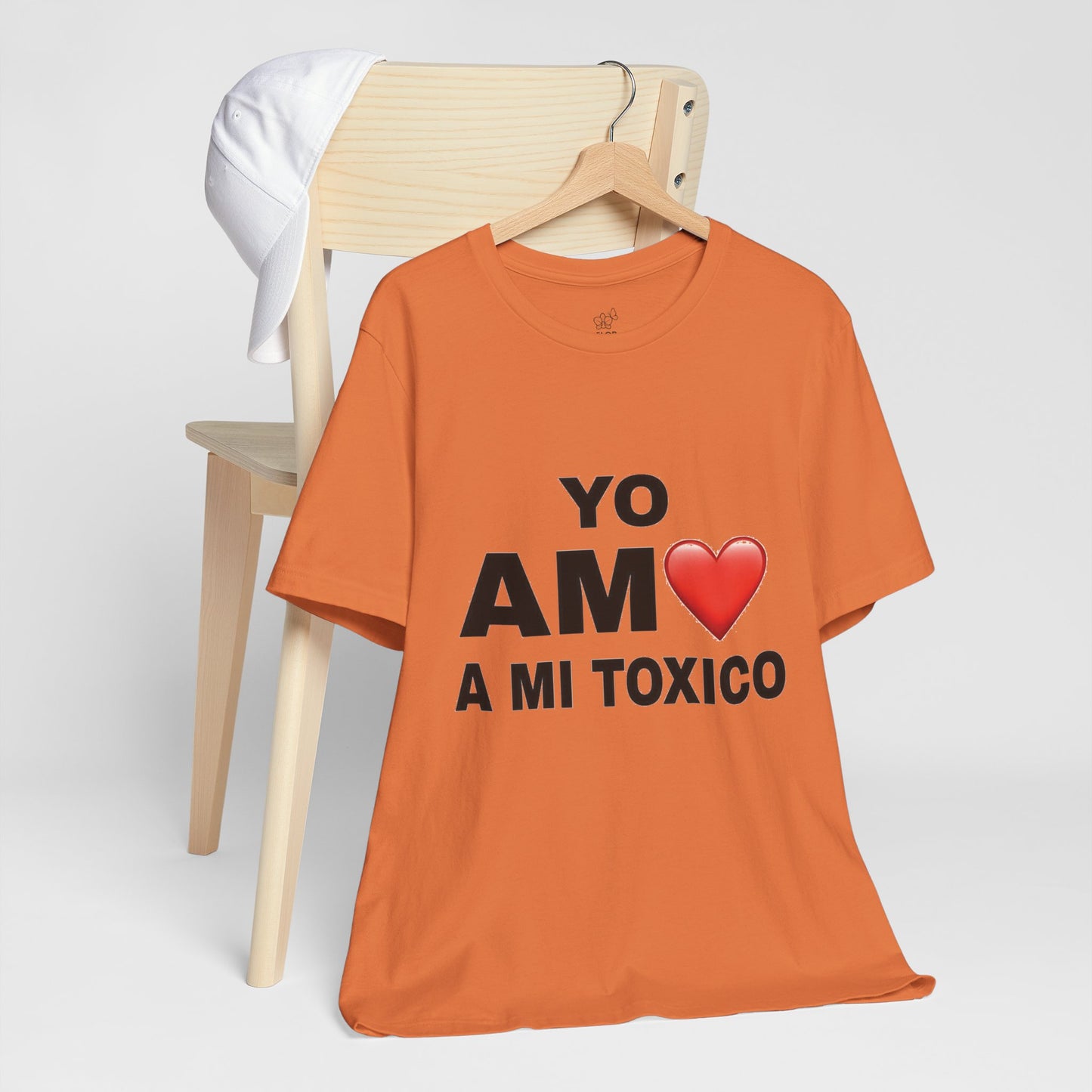 Unisex Funny Relationship Tee - "Yo Amo a Mi Tóxico", Casual Gift, Valentine's Day, Couples Shirt, Trendy Style, Humorous Apparel