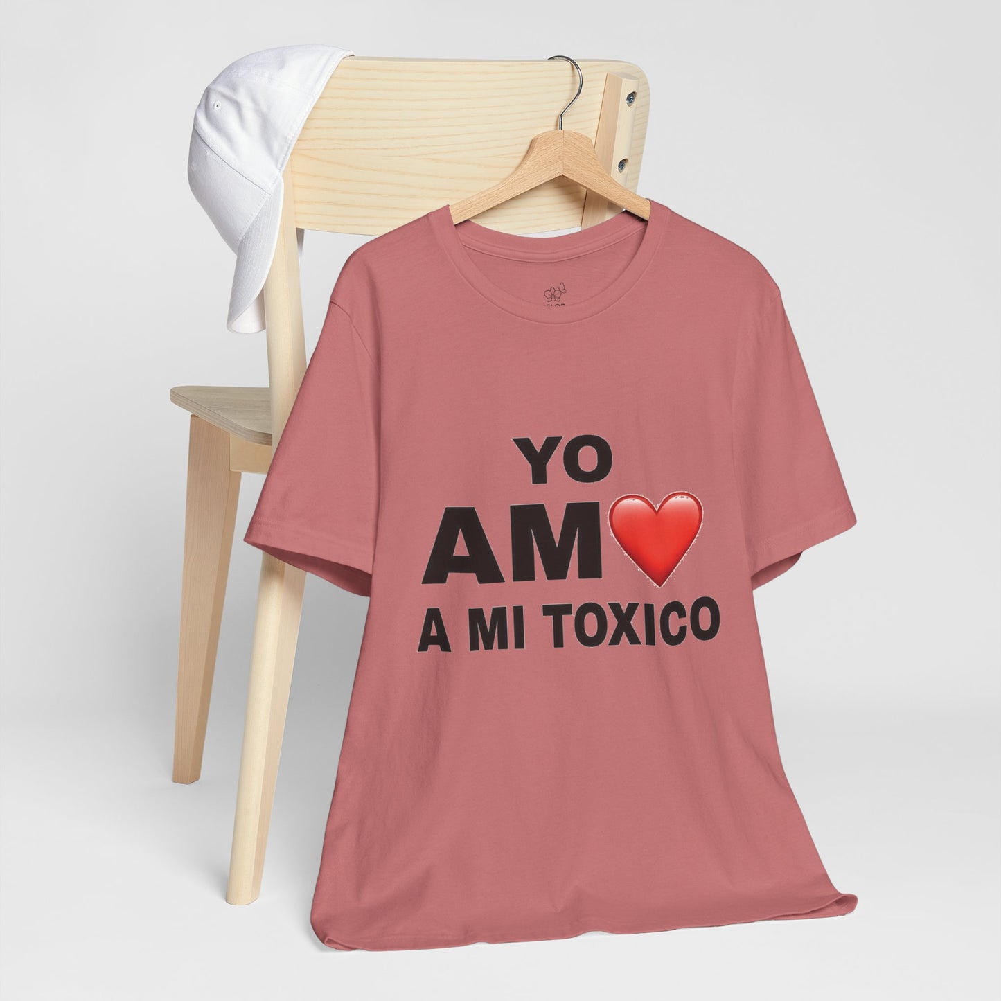 Unisex Funny Relationship Tee - "Yo Amo a Mi Tóxico", Casual Gift, Valentine's Day, Couples Shirt, Trendy Style, Humorous Apparel