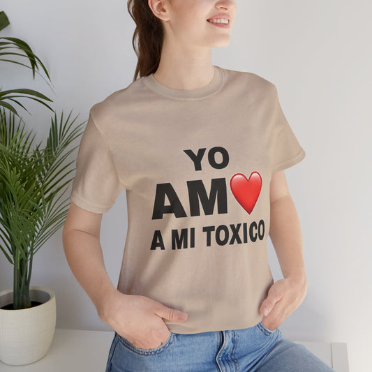 Unisex Funny Relationship Tee - "Yo Amo a Mi Tóxico", Casual Gift, Valentine's Day, Couples Shirt, Trendy Style, Humorous Apparel